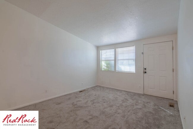 Building Photo - Charming 2 Bed / 1 Bath Apartment in a Prime Location