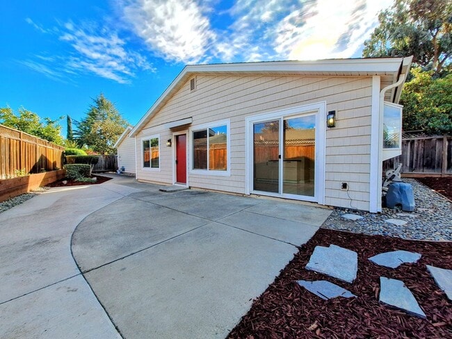 Building Photo - Beautiful 2bd Single Story House With Gate...