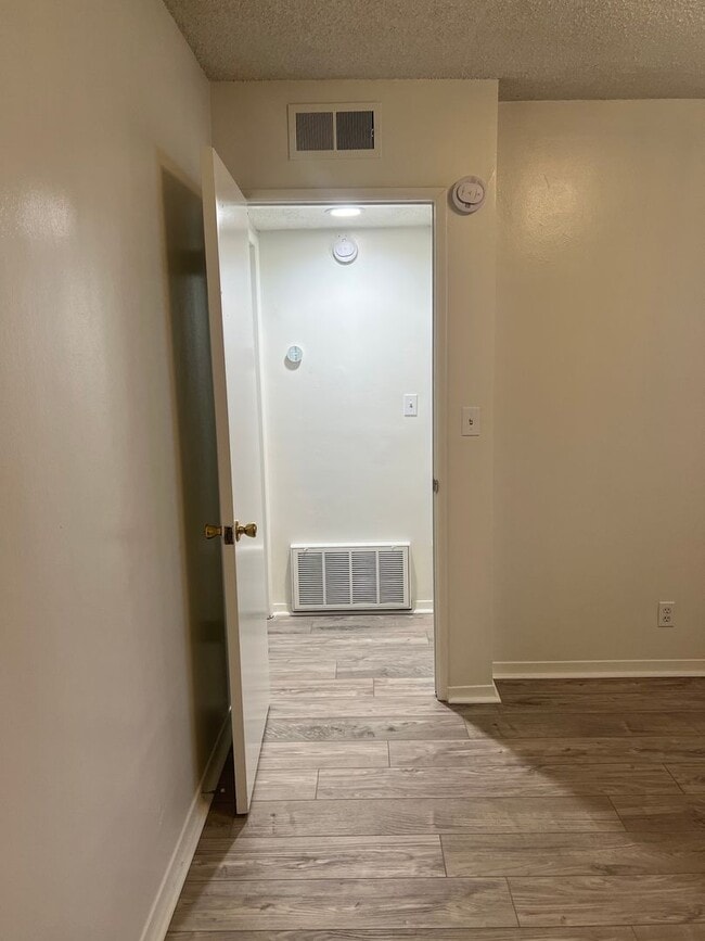 Building Photo - Second-floor 1-bedroom apartment in Whittier.