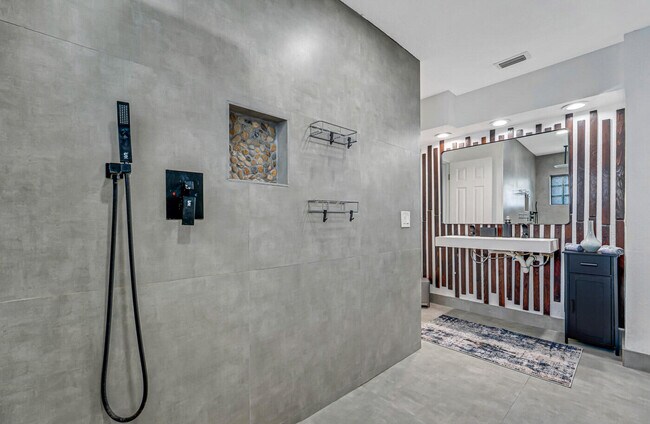 Building Photo - 532 N Palmway