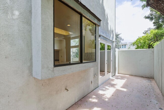 Building Photo - Paradise Condos