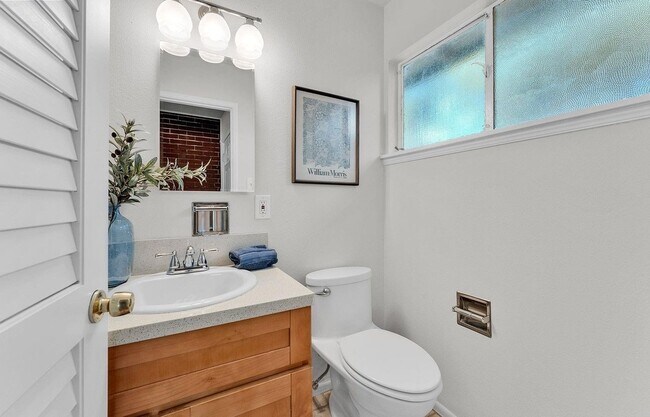 Building Photo - 8425 Pioneer Dr