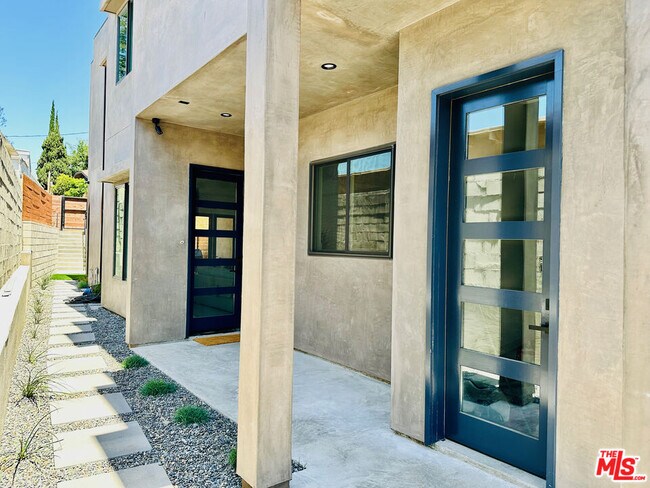 Building Photo - 948 E 67th St