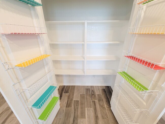 Building Photo - Quiet Cul De Sac! Tray Ceiling in Family & Primary suite. Wood Like Tile, Modern Gray Walls, Grea...