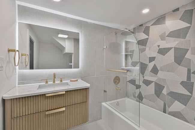 Building Photo - Spacious Fully Renovated Tudor Duplex w/ 3...