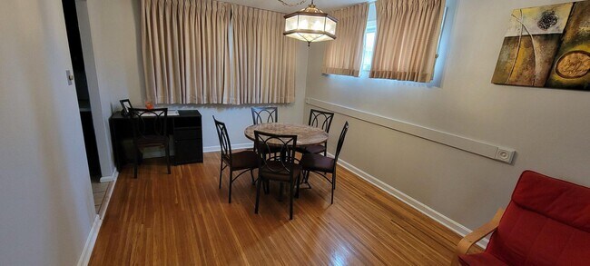 Building Photo - 117 N Brookfield Rd