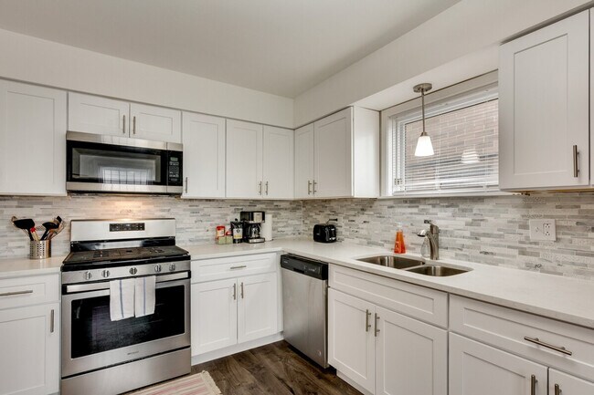 Building Photo - 226 S Hoyne Ave