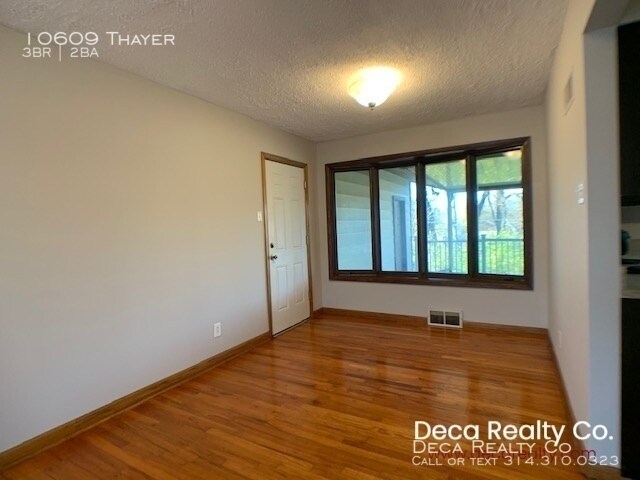 Building Photo - 3 Bedroom House