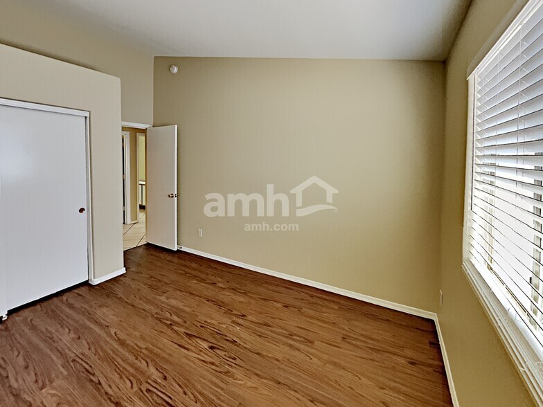 Building Photo - 8418 W Pinchot Ave