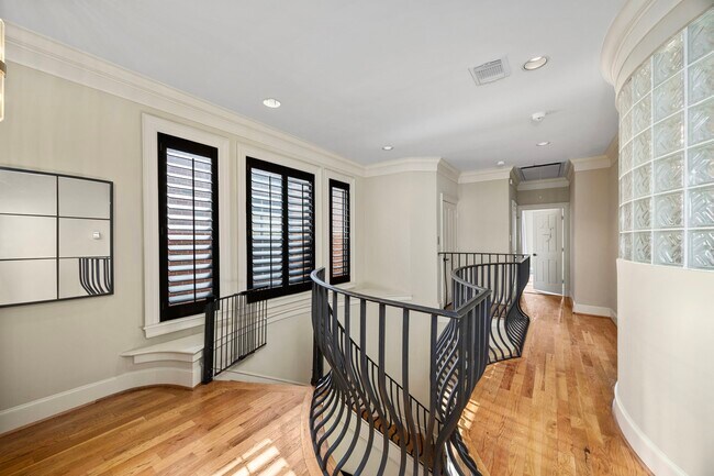 Building Photo - 1312 Crocker St