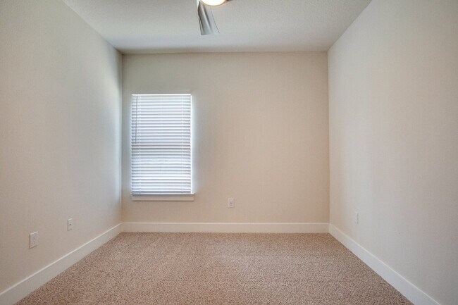 Building Photo - Deer Run 4BR/3BA Home – Solar, Community Pool & ½ Deposit for Active Military