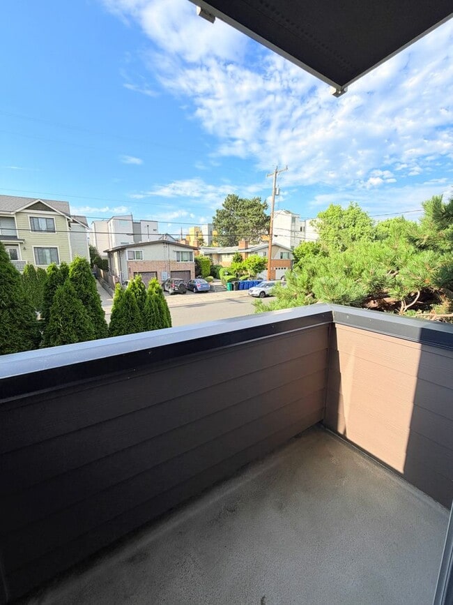 Building Photo - Lovely Ballard Townhome - Exceptional Location! AVAILABLE NOW!