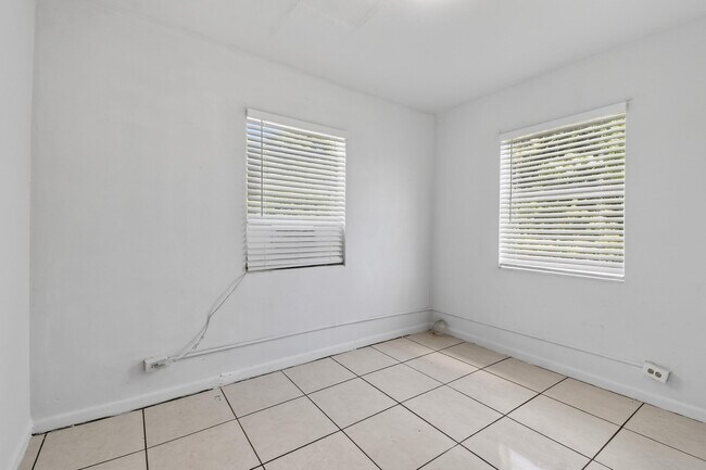 Building Photo - 1172 W 34th St