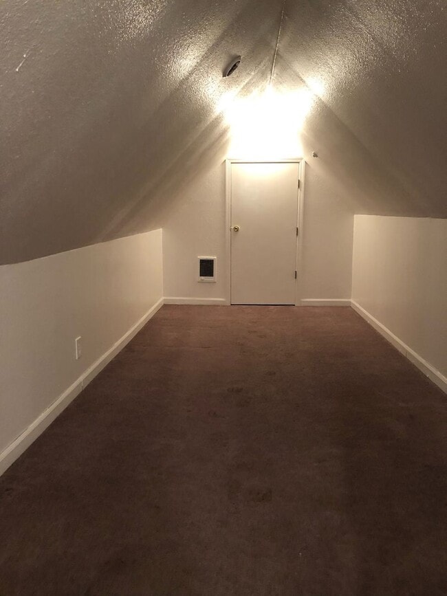 Building Photo - 2 Bed / 1 Bath House in Quiet West Salem Hills!!! $99 First Month's Rent!