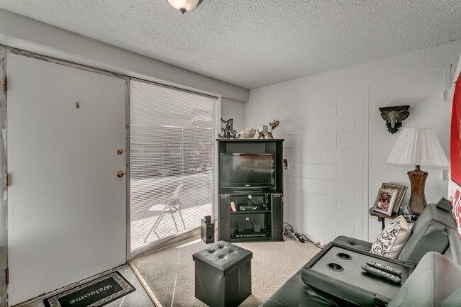 Building Photo - Cobblestone Court - Studio