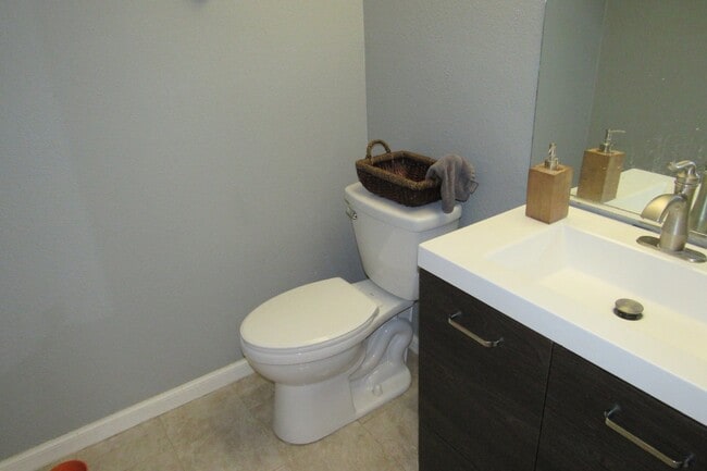 Building Photo - Beautiful 3 Bed/2.5 Bath Townhome