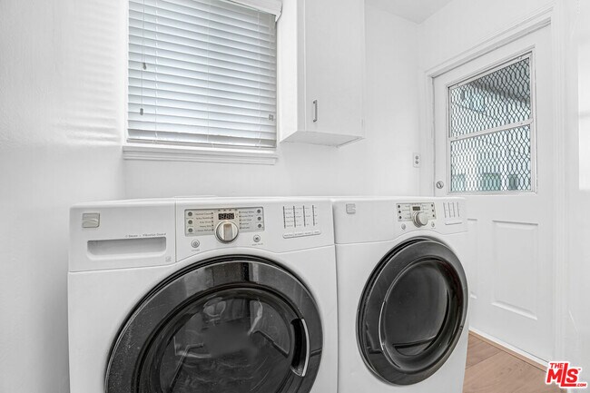 Building Photo - 10393 Almayo Ave