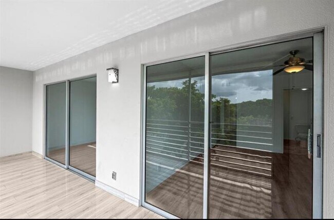 Building Photo - 2304 Lucaya Ln