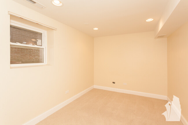 Building Photo - 2108 W Addison-1