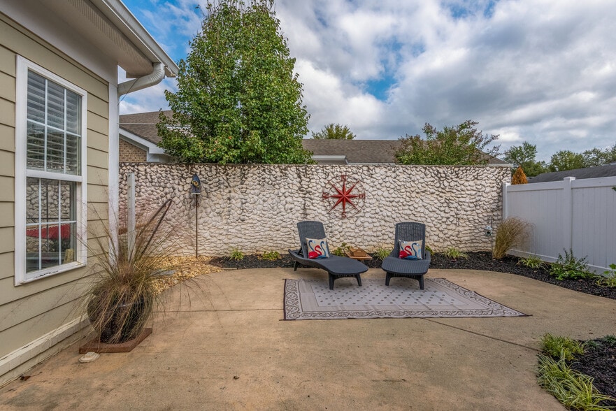 Large, Enclosed Courtyard - 618 Springlake Dr