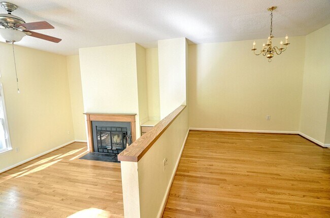 Building Photo - Townhouse close to UNC-CH!