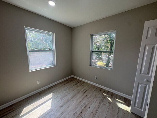 Building Photo - Brand New Renovated 2/1 Available Now!