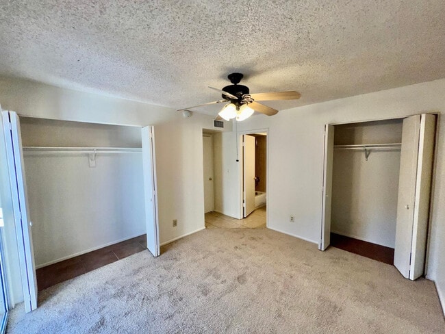 Building Photo - 953 W Emelita Cir