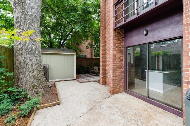 Building Photo - 650 Cleburne Terrace NE