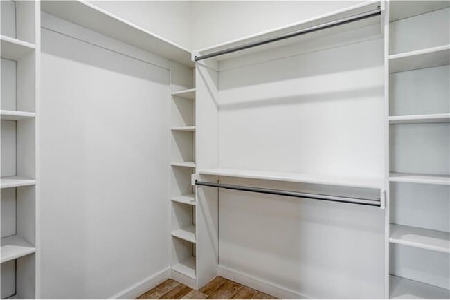 Building Photo - 913 Vly Oaks Ln