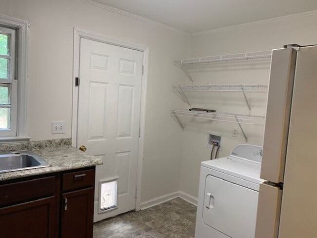 Building Photo - Cute cottage convenient to Chapel Hill and...