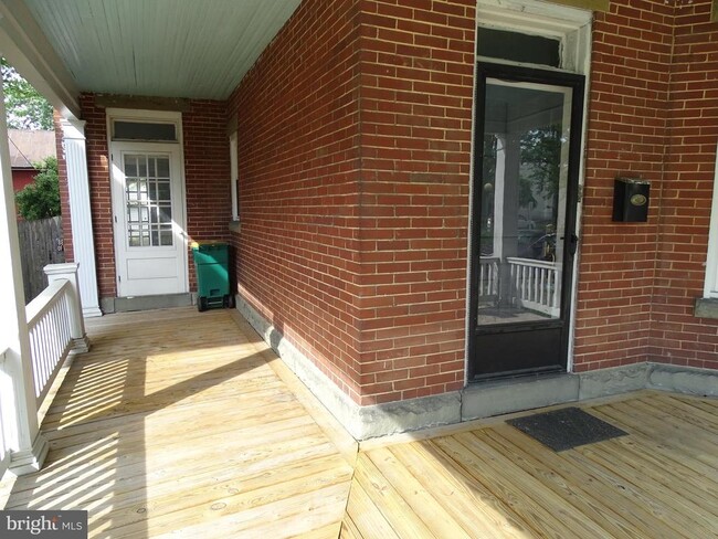 Building Photo - 108 Commerce St