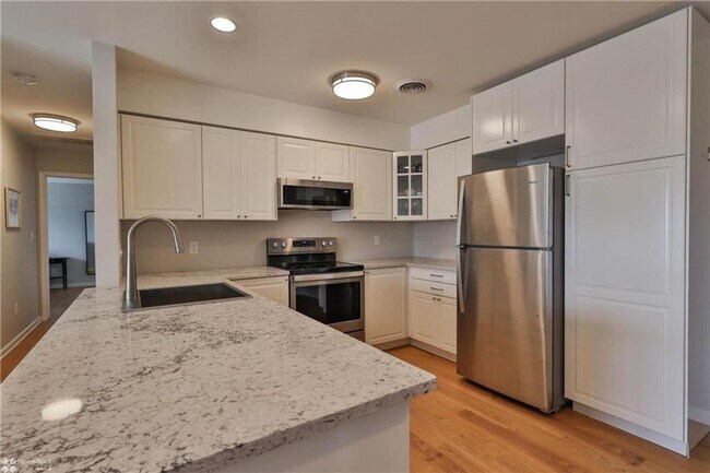 Building Photo - Beautiful 2 Bedroom Condo for Rent