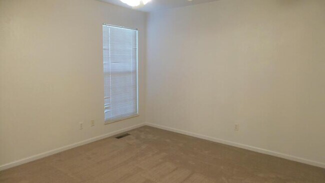 Building Photo - 651 Carol Ann Dr