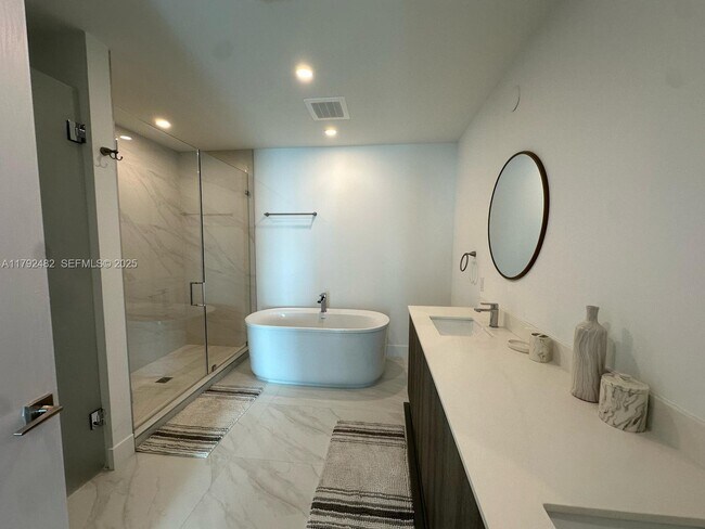 Building Photo - 17550 Collins Ave