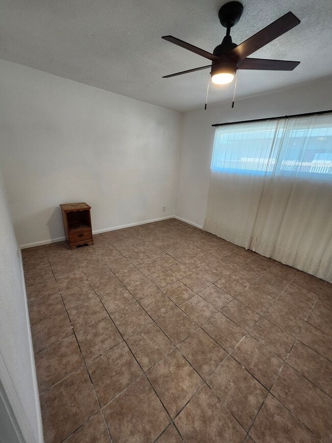 Building Photo - M-Muir Ave (triplex)