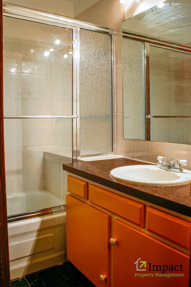 Building Photo - 8586 E Lakeview Dr
