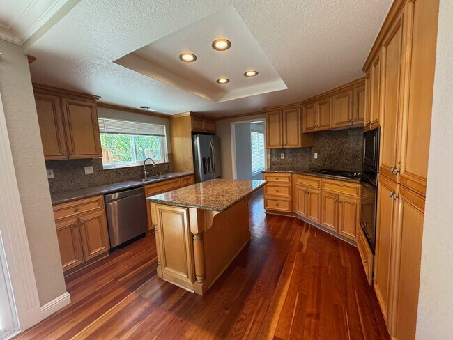 Building Photo - Fully remodeled home, Pet friendly with A/...