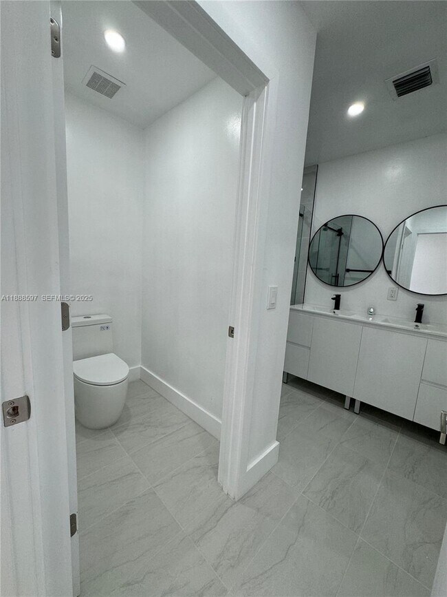 Building Photo - 16820 SW 1st Manor