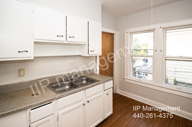 Building Photo - Lovely 2 Bed, 1-Bath Upper Unit in Clevela...