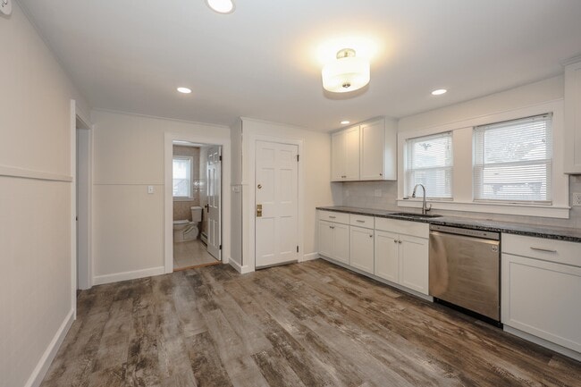 Building Photo - 154 Manning St