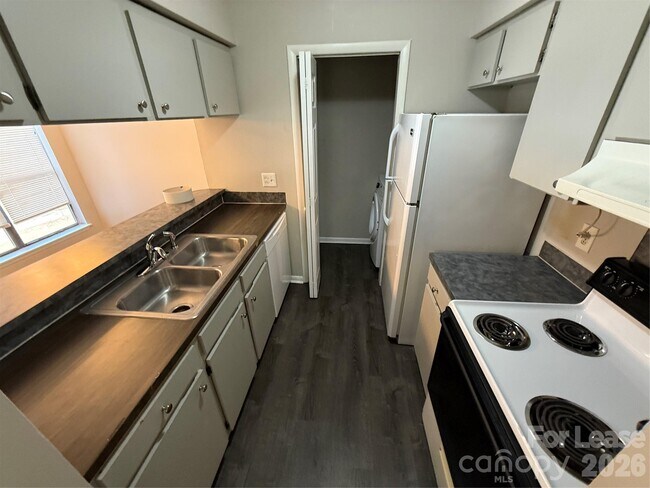 Building Photo - 4617 Sharon Chase Dr