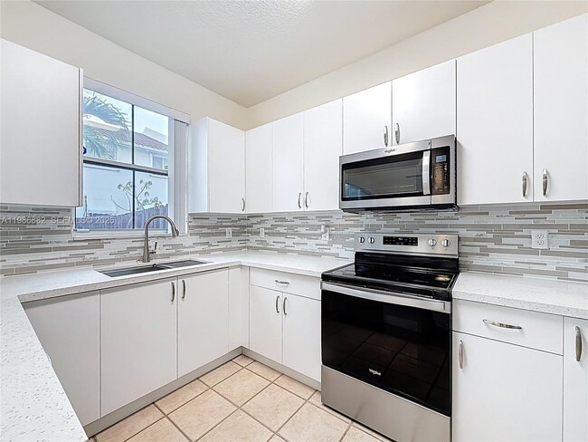 Building Photo - 4330 NW 114th Pl