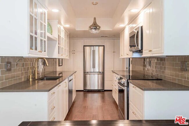 Building Photo - 5870 Green Valley Cir