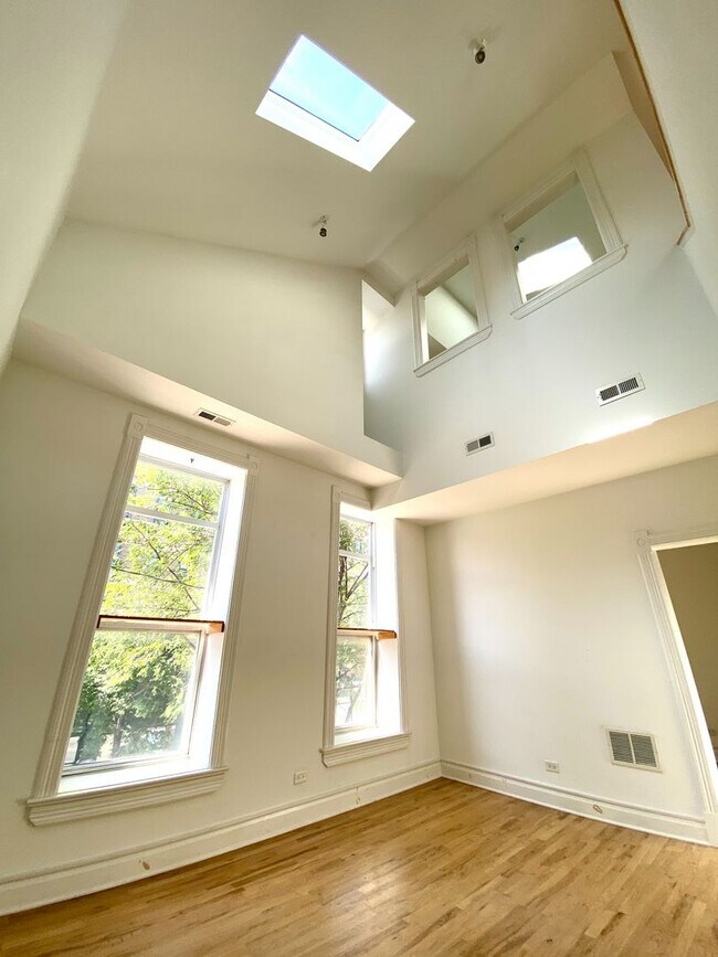 Building Photo - Pilsen 1248