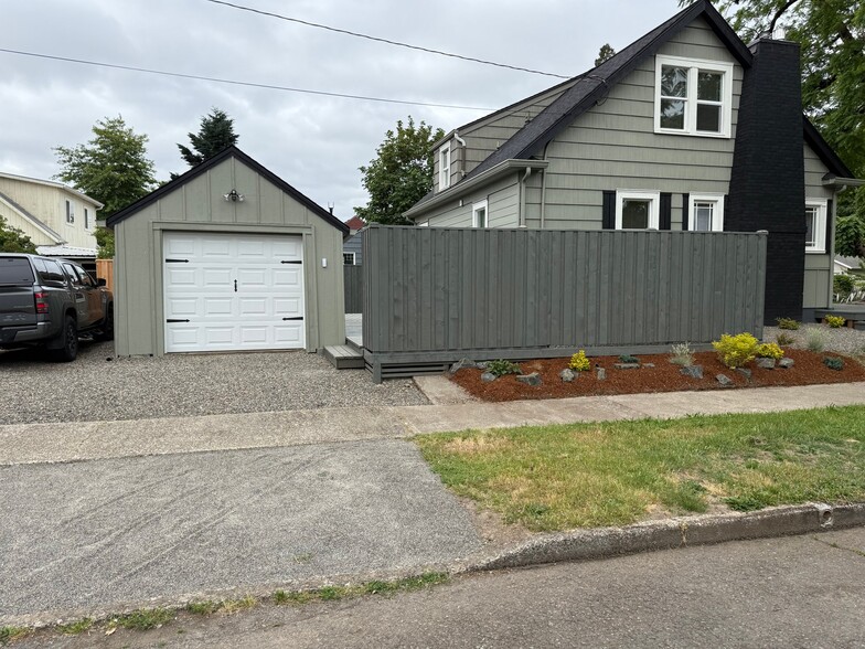 Building Photo - 790 17th St NE