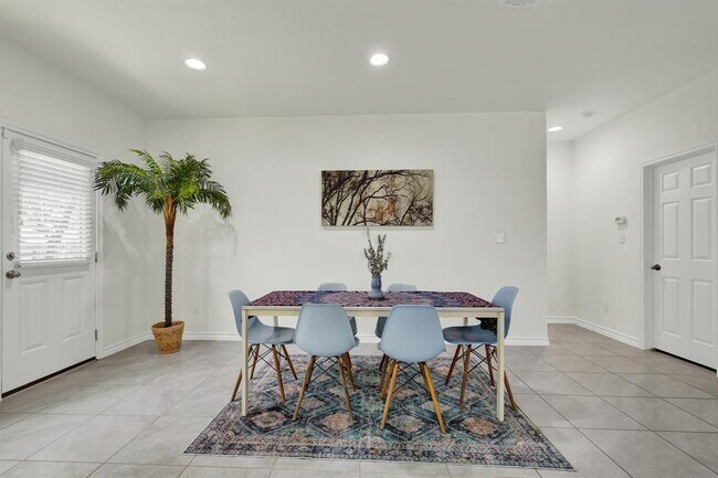 Building Photo - 216 Mary Max Cir
