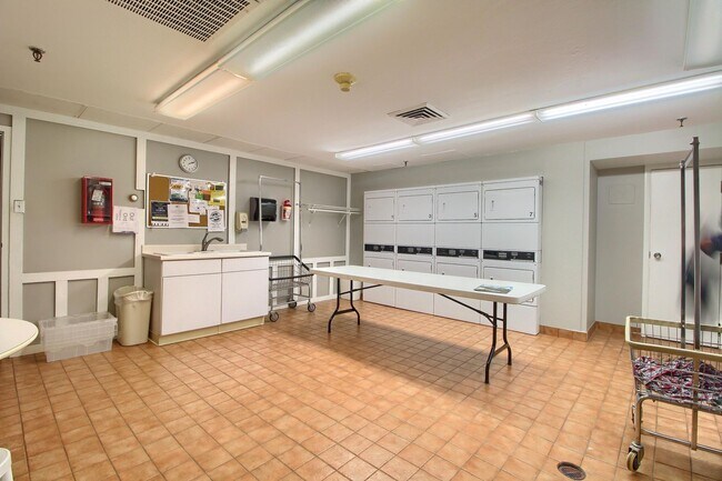 Building Photo - Gorgeous highrise apartment in Washington ...