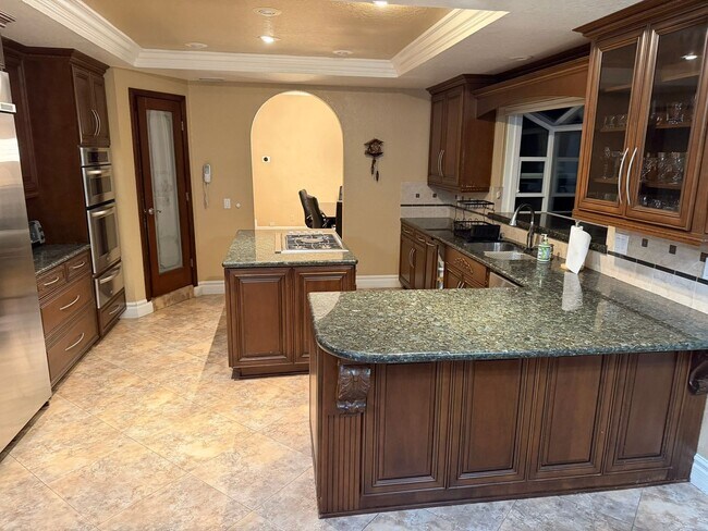 Building Photo - Custom Estate