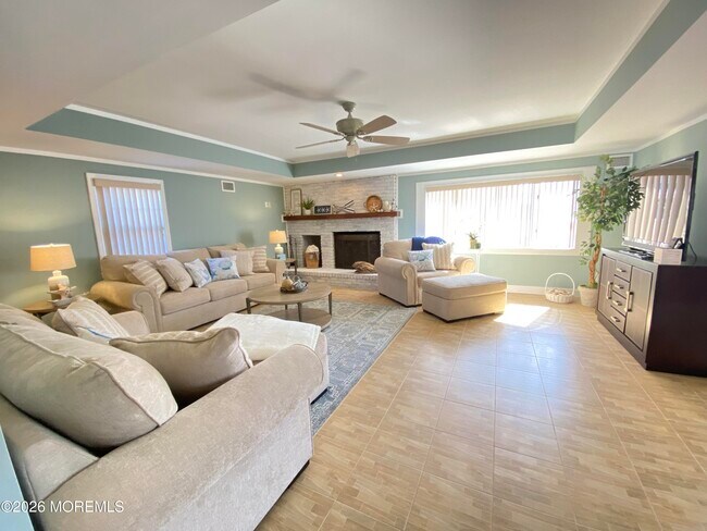 Building Photo - 102 W Colony Rd