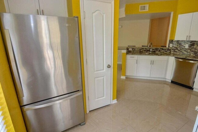 Building Photo - 110 SW Peacock Blvd